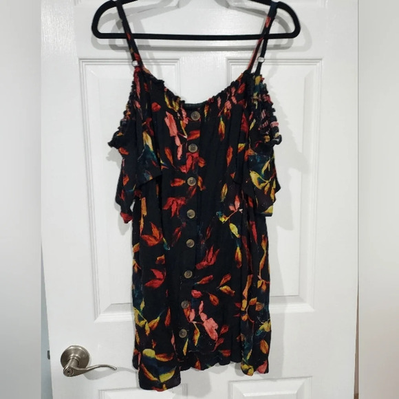 Torrid Floral Black Rayon Crepe Smocked Cold Shoulder Top in Size 3 / 22-24 - Picture 2 of 14